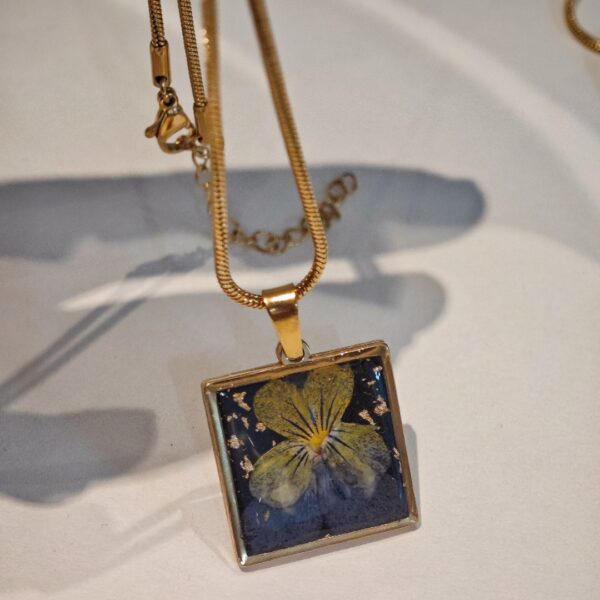 Wholesale Mysterious Black Gold Foil Dried Flower Necklace