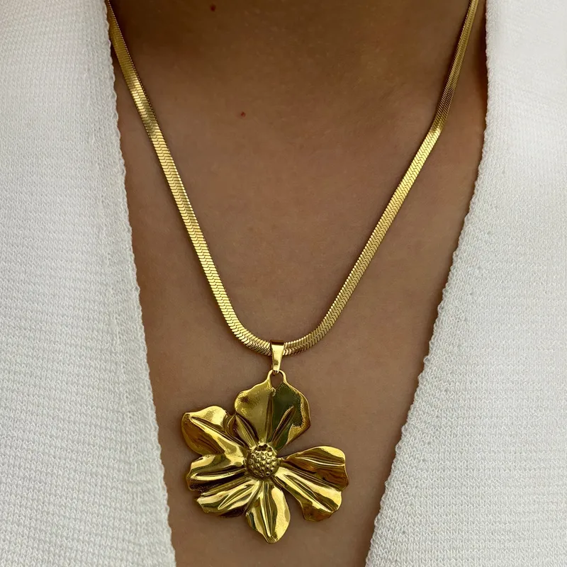 Wholesale 18K Gold Plated 316L Stainless Steel Flower Waterproof Non Tarnish Surgical Steel Exaerated Snake Chain Pendant Necklace For Women's
