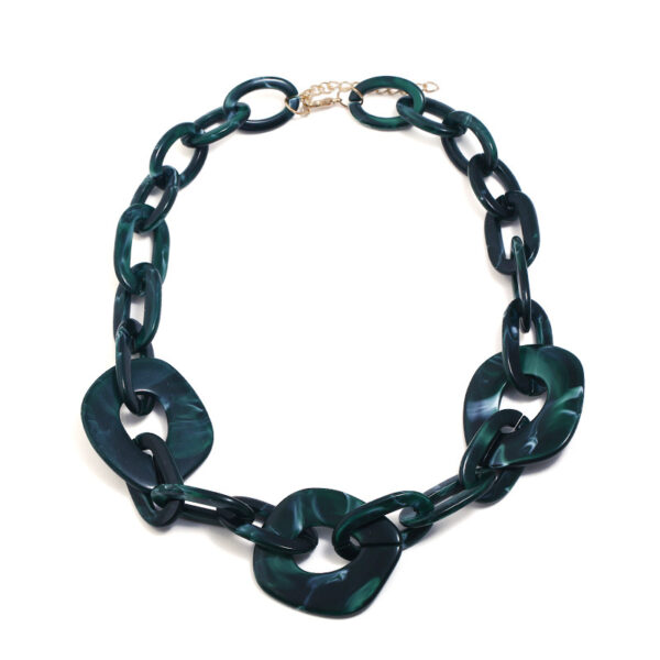 Wholesale European and American exaggerated personalized lock stitching necklace exquisite resin rendering women's plate necklace supply cross-border