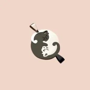 [Black and White] a Pair of Oval Pendants [without Necklace]]