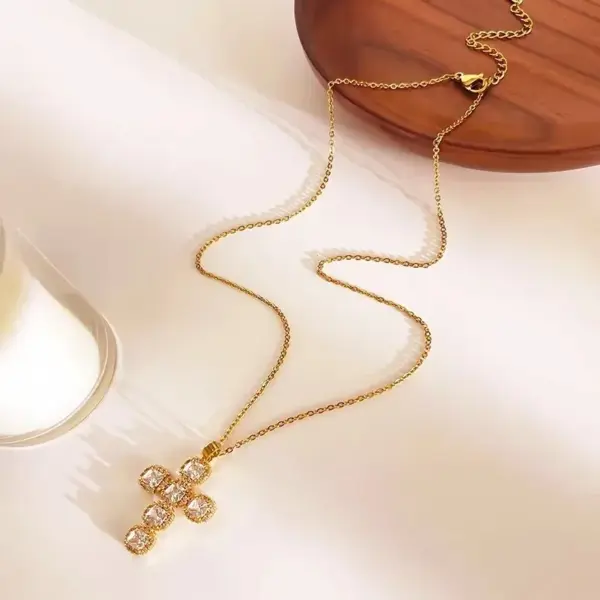 304 Stainless Steel Cross PVD Coated Zircon Real Gold Plated 18K Gold Simple Style Waterproof Non Tarnish Cross Chain Lobster Trigger Clasp Closure Gold Pendant Necklace