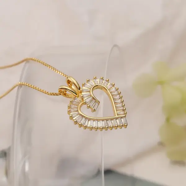 Wholesale Simple Style Commute Heart Shape Copper Plating Inlay 18K Gold Plated Zircon Pendant Necklace