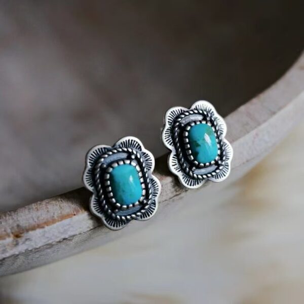 Wholesale Retro Inlaid Heart-Shaped Turquoise Earrings