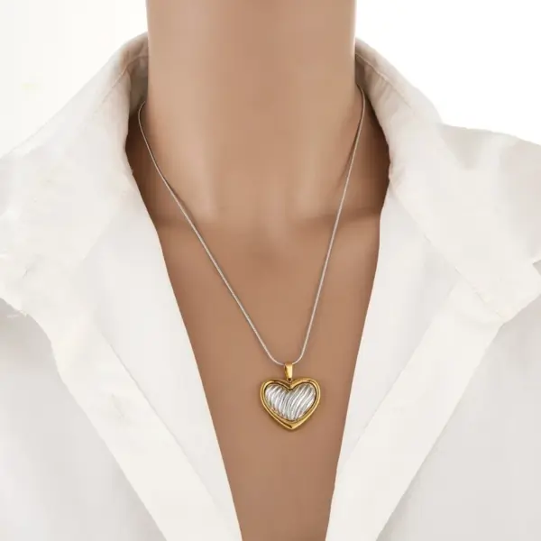 Wholesale Jewelry Vintage Style Classic Style Heart Shape Flower 304 Stainless Steel Plating Pendant Necklace Snake Chain