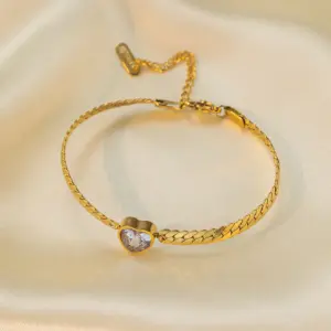 Qye2138 White Diamond Heart Bracelet / Gold