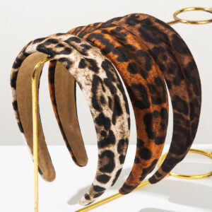 Wholesale Retro leopard print textured headband, printed velvet wide-brimmed Hong Kong style hair accessory.