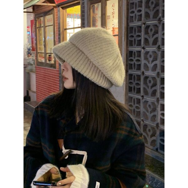 Wholesale Japanese style oversized beret for women, autumn and winter knitted beanie, face-slimming beanie, fisherman's hat.