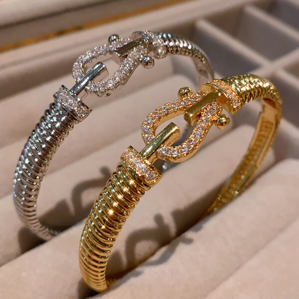 Wholesale Trending online style spiral horseshoe buckle bracelet, niche cool style, high-end diamond-encrusted versatile bracelet.