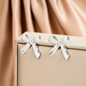 E1403-B (a Pair of Silver Ear Studs)