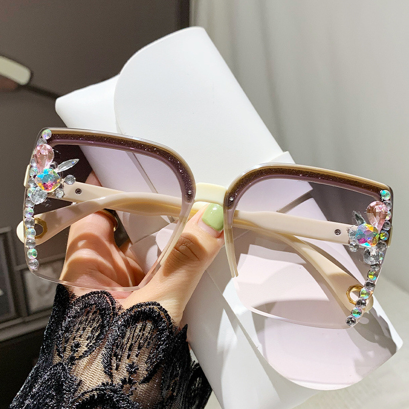 Wholesale Explosions European and American Diamond-encrusted Sunglasses High-grade Women's Large Frame Side Butterfly Diamond Sunglasses iving Sunshad