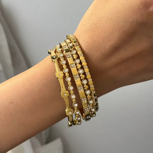 Wholesale Elegant Simple Stainless Steel 18K Gold Embedded Zircon Heart Flower Bracelet Luxury Sexy Fashion Jewelry For Women