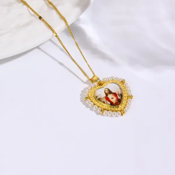 Wholesale Color Retention Copper Plated 18K Pearl Imitation Heart Shaped Religious Pendant Necklace For Men And Women