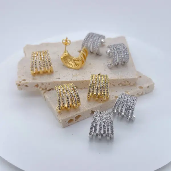 Wholesale 1 Pair/Package Vacation Modern Style Simple Style C Shape Polishing Plating Copper Zircon 18K Gold Plated White Gold Plated Earrings