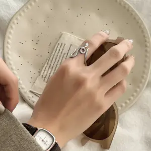 A04Y / Adjustable Opening