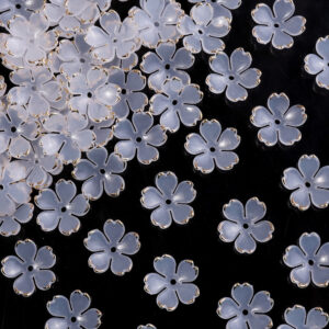 Sakura petals white diameter is about 1.8cm