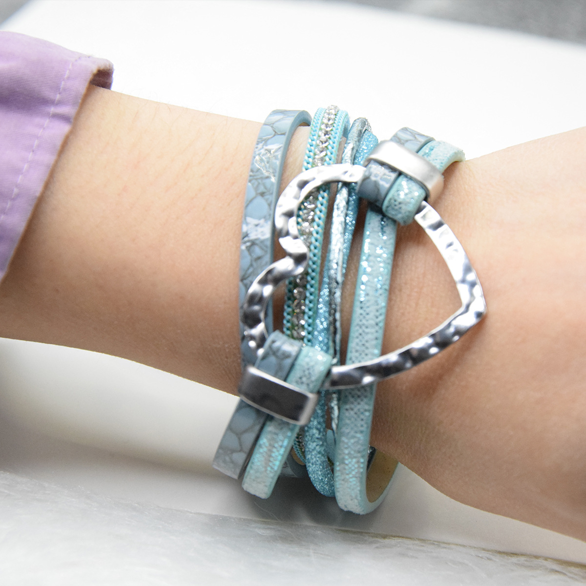 Wholesale 2024 cross-border new leather bracelet exaerated love aessories wrist jewelry ladies magnet buckle bracelet
