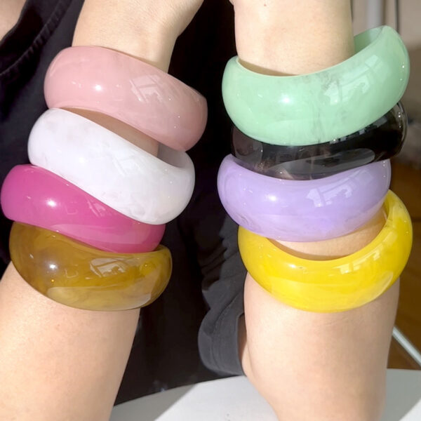 oly-8da0831ef8bba1a4acb4b60dab68f491 Wholesale Simple Resin Color Irregular S-shaped Wide Bracelet