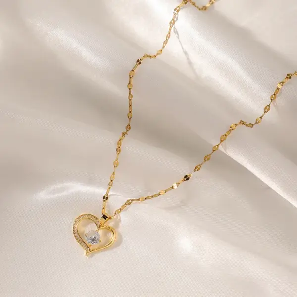 Wholesale Jewelry Elegant Heart Shape Stainless Steel Zircon Hollow Out Pendant Necklace