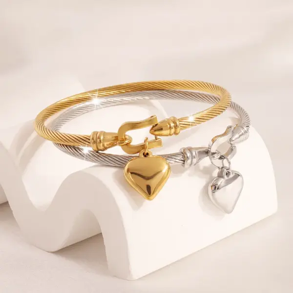 Wholesale Ion Plating (IP) Real Gold Plated Heart Shape 304 Stainless Steel Simple Style Waterproof Non Tarnish 304 Stainless Steel Bangle