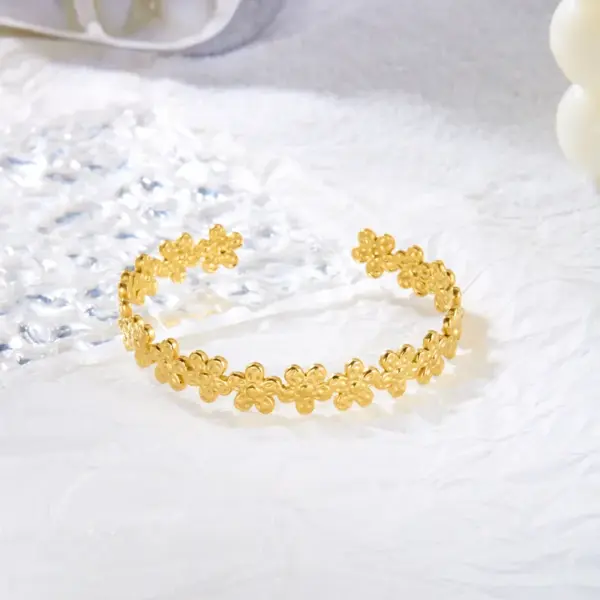 Wholesale 304 Stainless Steel Heart Shape Bow Knot PVD Coated Plated With KC Gold Modern Style Classic Style Commute Gold Bangle