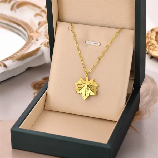 Wholesale Real Gold Plated Maple Leaf 304 Stainless Steel Retro Waterproof Non Tarnish Necklace