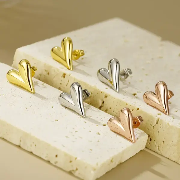 304 Stainless Steel Heart Shape PVD Coated 18K Real Gold Plated Simple Style Waterproof Non Tarnish Ear Studs
