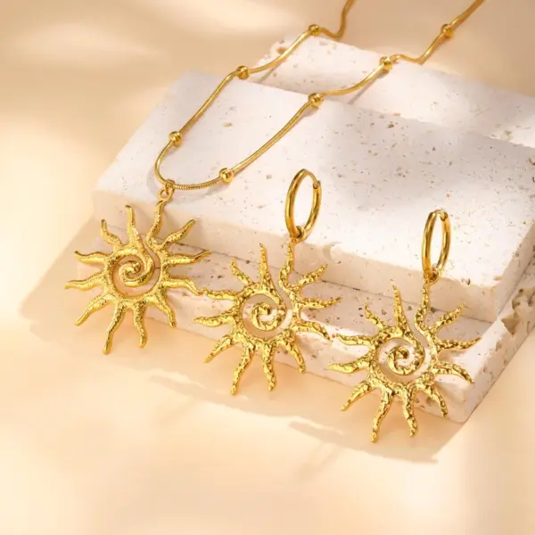 Wholesale Sun Pendant Stainless Steel Women's Jewelry Set Necklace And Earrings Trendy Design Casual Occasion Four Seasons Versatile