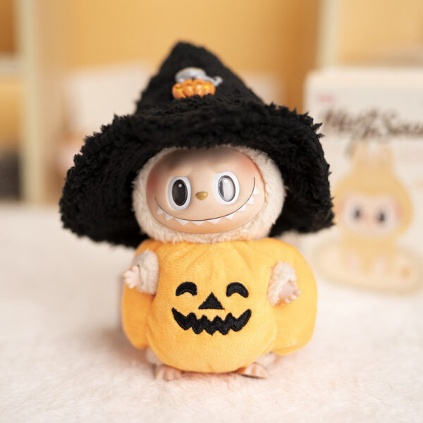 Wholesale Doll clothes keychains, Halloween hats, pumpkin costumes, and dress-up toys.