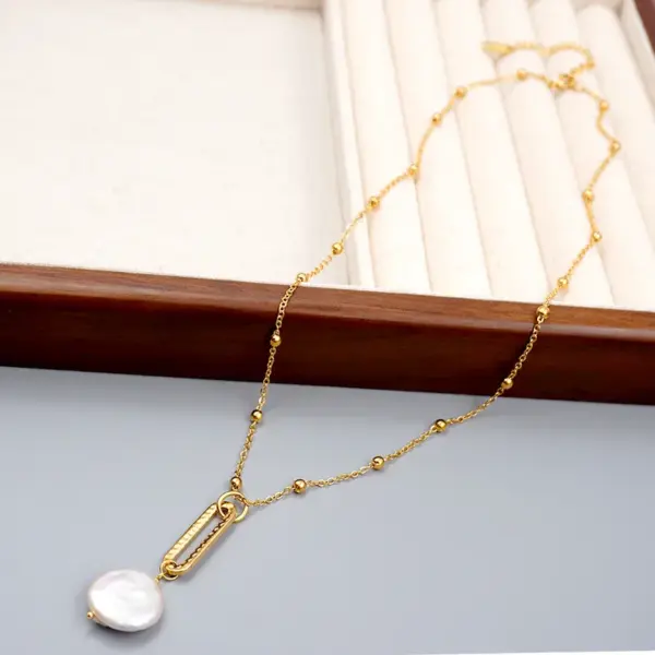 Wholesale Freshwater Pearl Ferroalloy Round Vacuum Plating Gold Plated Vintage Style Baroque Style Chain Cable Chain Gold Pendant Necklace