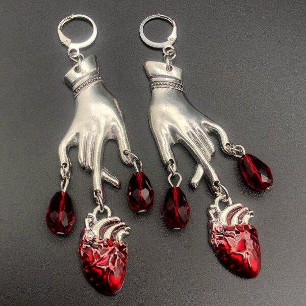 oly-8ff465e37911ae543958157a4aa78f35 Wholesale Gothic Vampire Ghost Bding Heart Earrings Factory Outlet