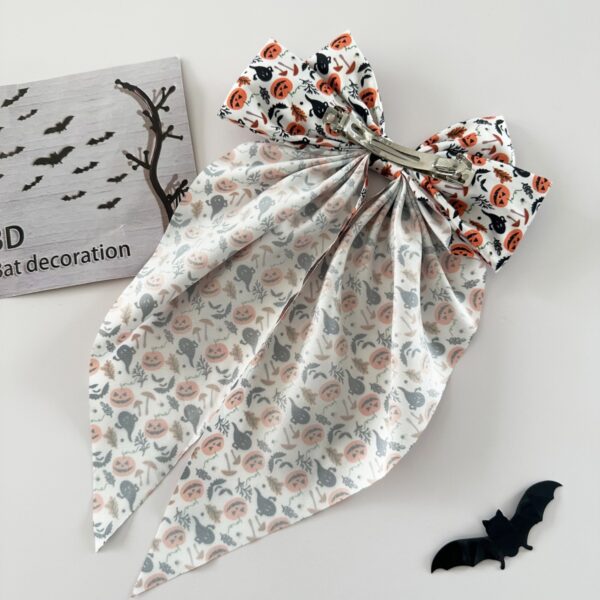 Wholesale New Halloween hair accessories featuring pumpkin skulls, ghost hands, and bows; spring clips for party decorations.