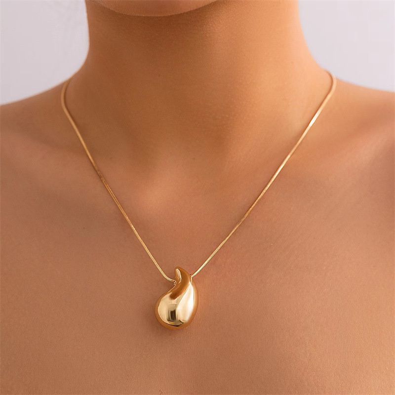 Wholesale Simple European and American style water op necklace women's elegant simple all-match niche design sense clavicle chain 2023 New