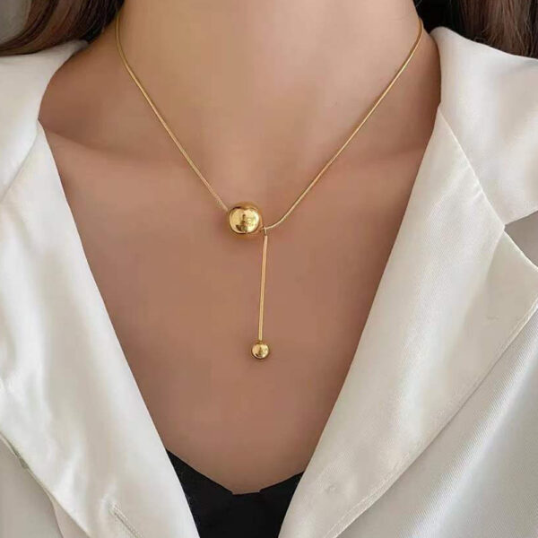 Wholesale Japanese and Korean Cold Style Metal Ball Pendant Necklace European and American Fashion Elegant Design Sense Clavicle Chain Long Woolen Chain
