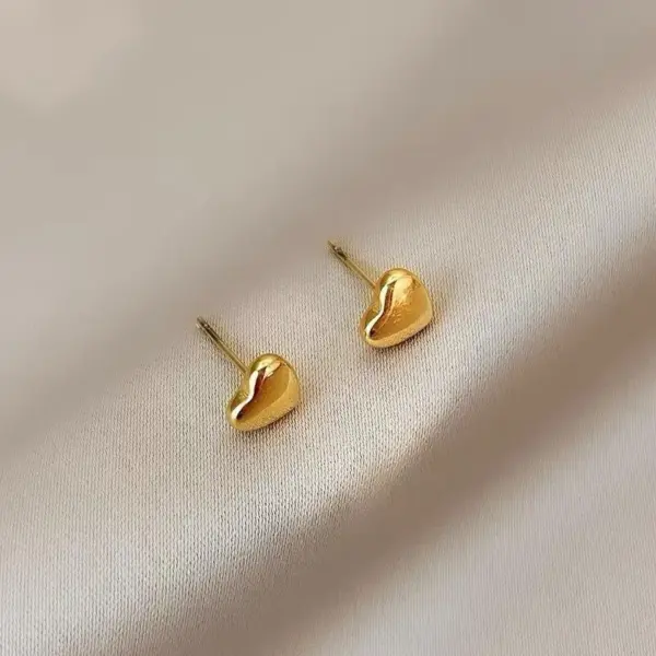 Wholesale Titanium Steel 18k Gold Love Heart Stud Earrings Female Niche High Sense Ear-caring Peach Heart Small Earrings Anti Allergy Ear Jewelry