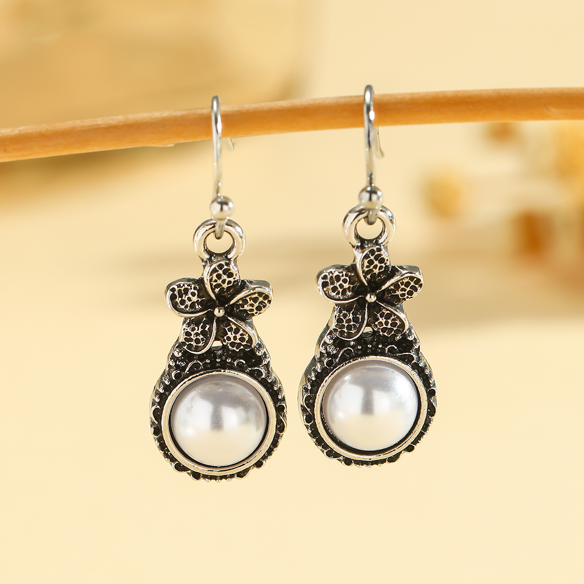 Wholesale Vintage sier-plated flower earrings inlaid with pearls