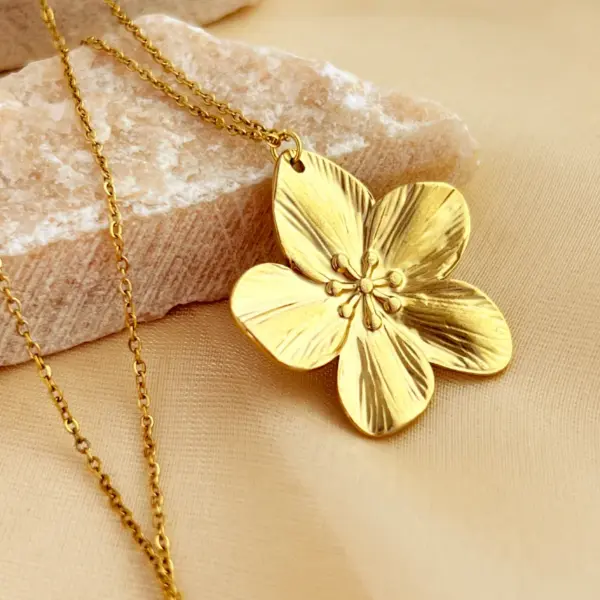 PVD Coated Real Gold Plated 18K Gold Flower 304 Stainless Steel Elegant Streetwear Waterproof Non Tarnish 201 Stainless Steel Pendant Necklace