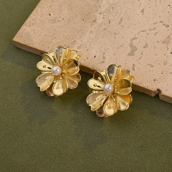 Wholesale Ion Plating (IP) Real Gold Plated 18K Gold Flower Petal 201 Stainless Steel Casual Elegant Sweet Waterproof Non Tarnish Ear Studs