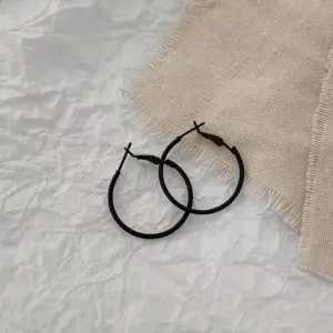 Black / 25mm Pair