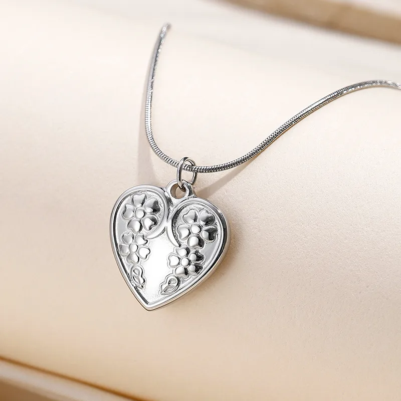 Wholesale PVD Coated Real Gold Plated Heart Shape 304 Stainless Steel Basic Retro Classic Style Waterproof Non Tarnish 304 Stainless Steel Pendant Nec