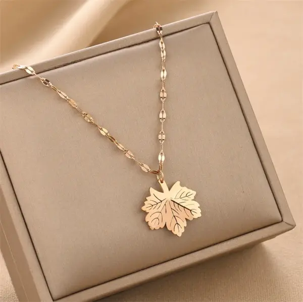 Wholesale Real Gold Plated Maple Leaf 304 Stainless Steel Retro Waterproof Non Tarnish Necklace