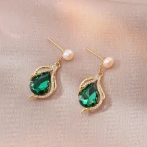 E1090 Emerald Drop Earrings