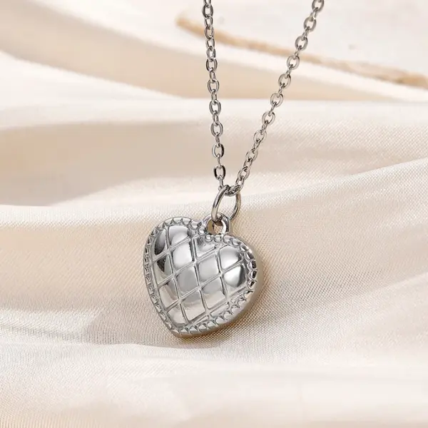 Wholesale PVD Coated Real Gold Plated Heart Shape 304 Stainless Steel Basic Retro Classic Style Waterproof Non Tarnish 304 Stainless Steel Pendant Necklace