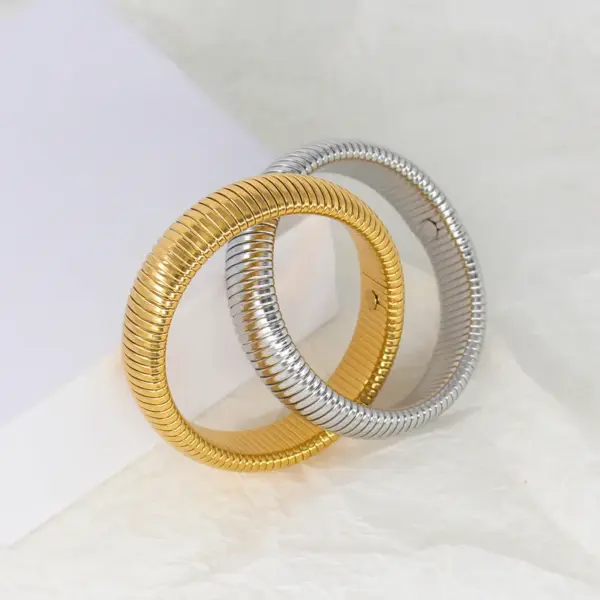 Wholesale PVD Coated 18K Gold Real Gold Plated Color Block 304 Stainless Steel Simple Style Waterproof Non Tarnish 304 Stainless Steel Bangle