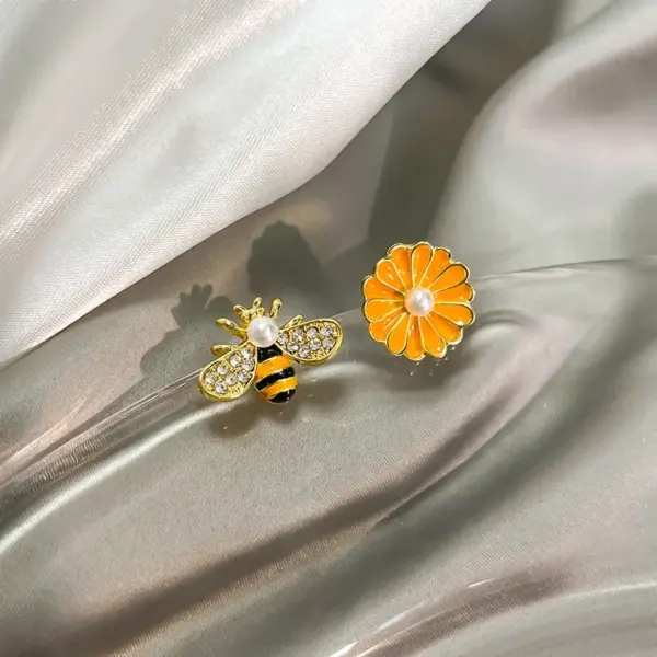Wholesale Cute Flower Bee Alloy Inlay Artificial Pearls Rhinestone Ear Studs