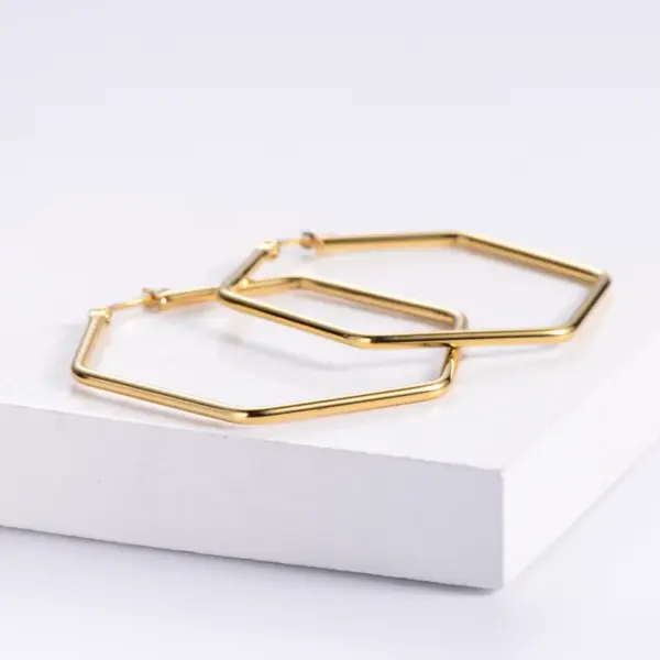Wholesale PVD Coated Imitation Gold Heart 304 Stainless Steel Simple Style Waterproof Non Tarnish Earrings