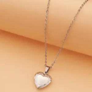 LW011-04 Steel Small Peach Heart 01-22 * 19mm