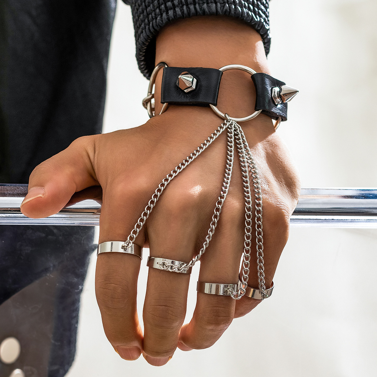 Wholesale European and American fashion personalized finger Cuban Bracelet Men's fashionable leather rivet bracelet hip hop niche cross-border Men's b