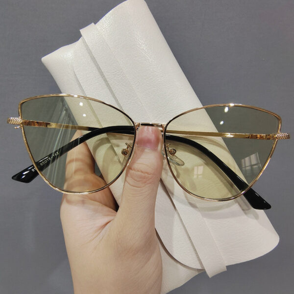 Wholesale Cross-border wholesale metal small frame cat's eye sunglasses women's small red book recommend European and American street sunglasses AliExpress hot sale