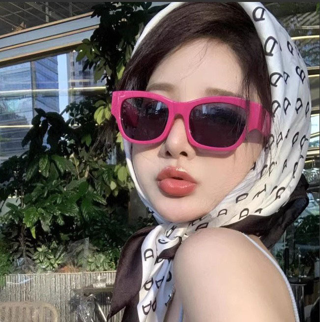Wholesale European and American Internet pular Dopamine Color Street Fashion Sunglasses Women's High Sense Summer Sunscreen Sunglasses Square Showing