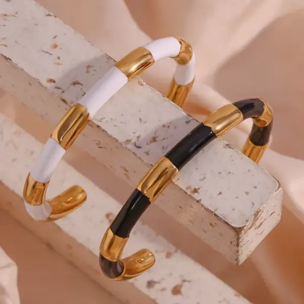 Wholesale 304 Stainless Steel C Shape Color Block PVD Coated Stone-Free 18K Gold Plated Real Gold Plated Simple Style Classic Style Waterproof Non Tarnish Enamel Plating White Gold Black Cuff Bracelets